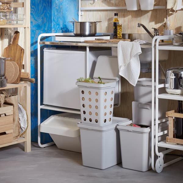 Mini-cuisine SUNNERSTA en blanc, système de rangement en pin et bacs de tri des déchets gris clair de différentes tailles et formes.