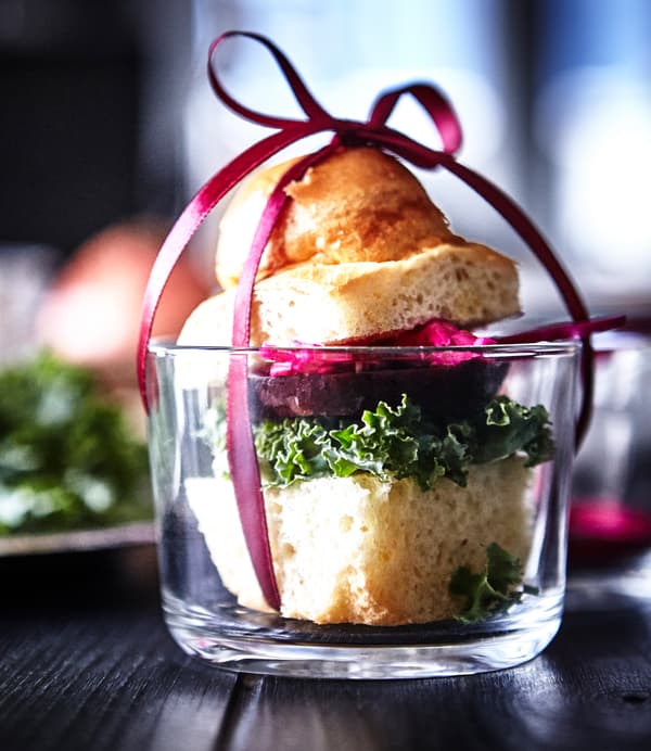 Mini-hamburger dans une coupelle en verre transparent entouré d'un ruban de couleur