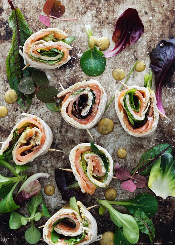 Mini wrap tekercsek, marinált lazaccal és mustáros szósszal.