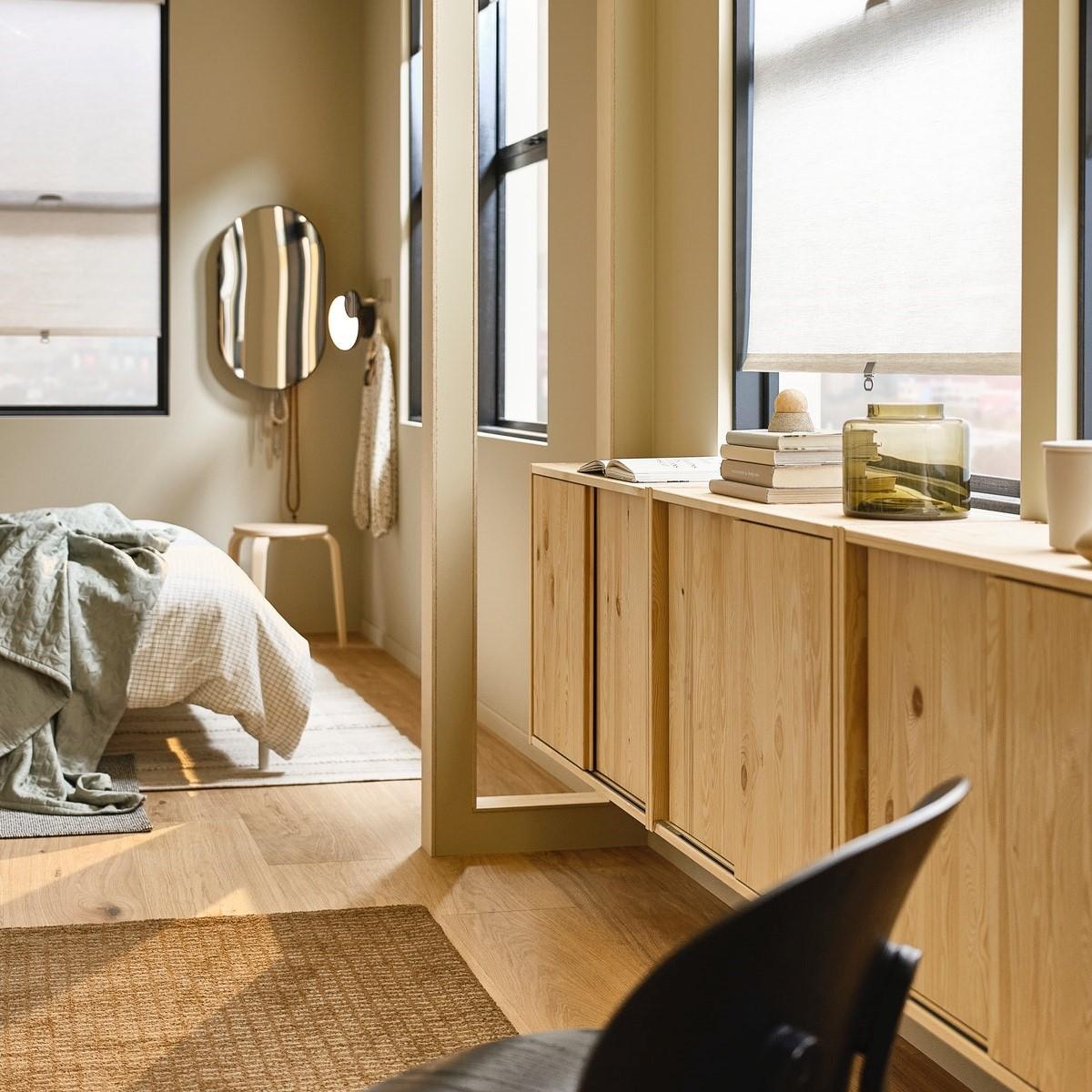 Minimalistická ložnice s přírodním jutovým kobercem, světlým dřevěným nábytkem a neutrálními tóny – skandinávský styl v moderním podání.