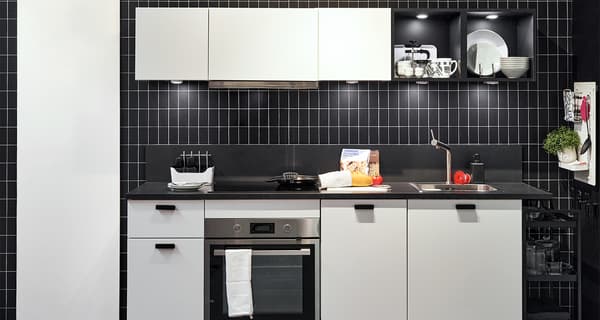 Minimalistyczna, mała kuchnia; Kuchnia IKEA METOD, front VEDDINGE