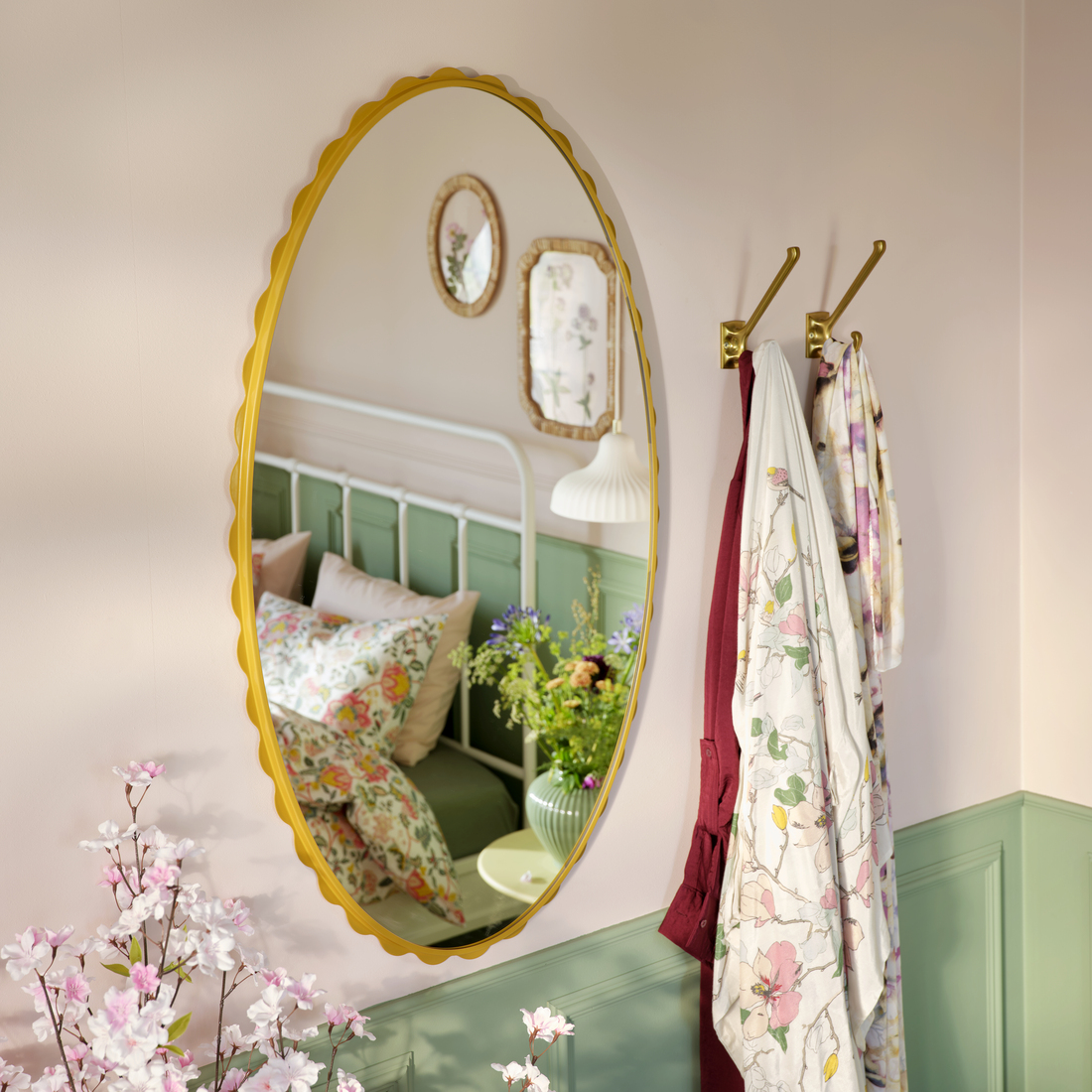 miroir doré sur un mur 