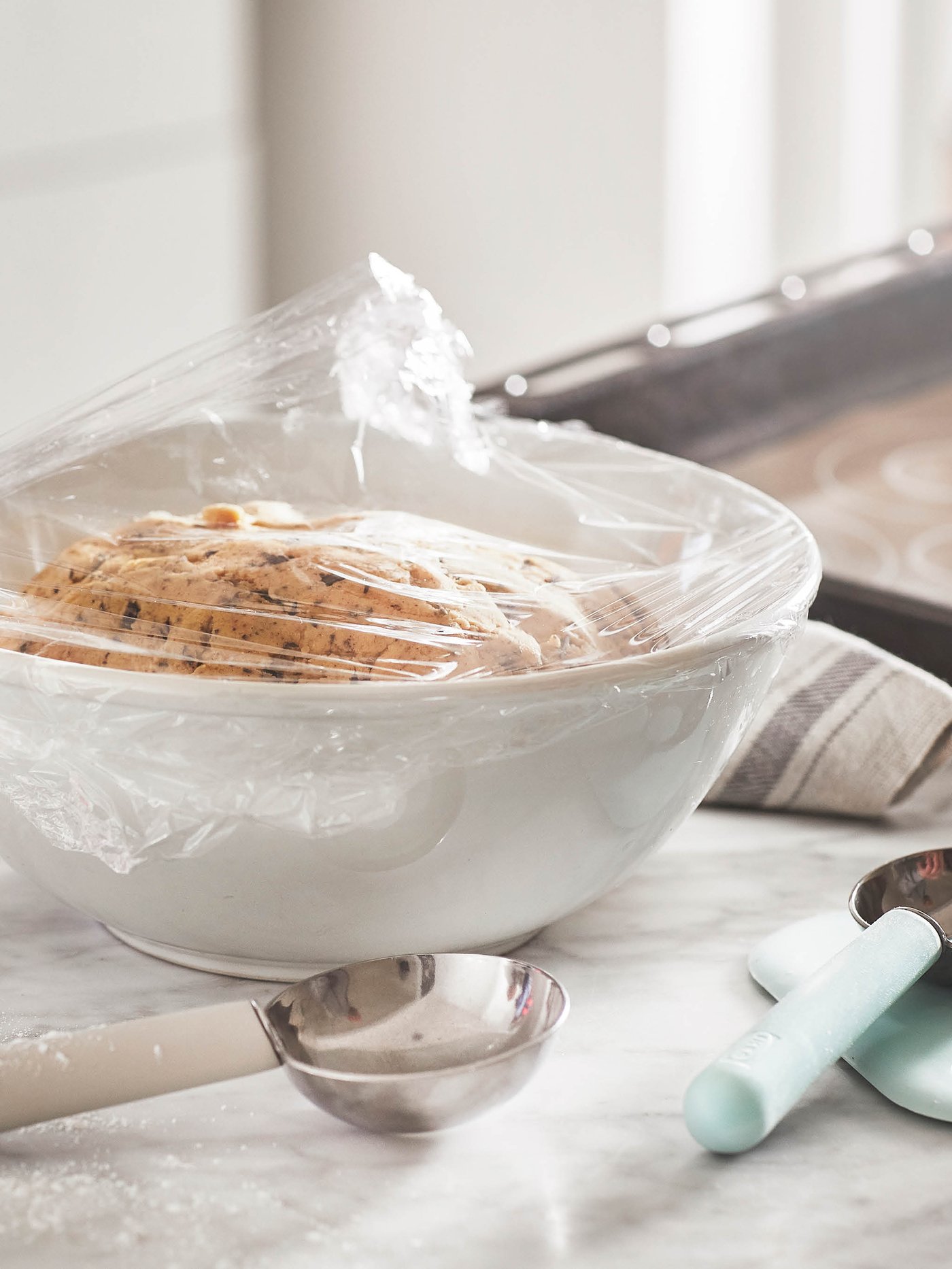 Misa s cestom je prikrytá fóliou, za ňou je forma na pečenie HEMMABAK a vpredu dve odmerky LÄTTBAKAD.