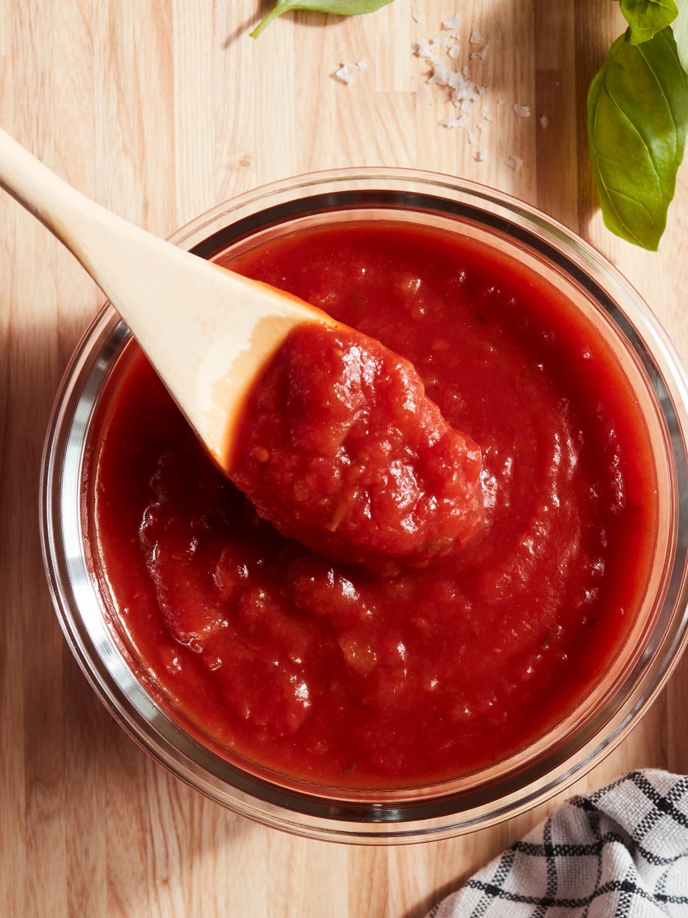 Miska s drvenými paradajkami.