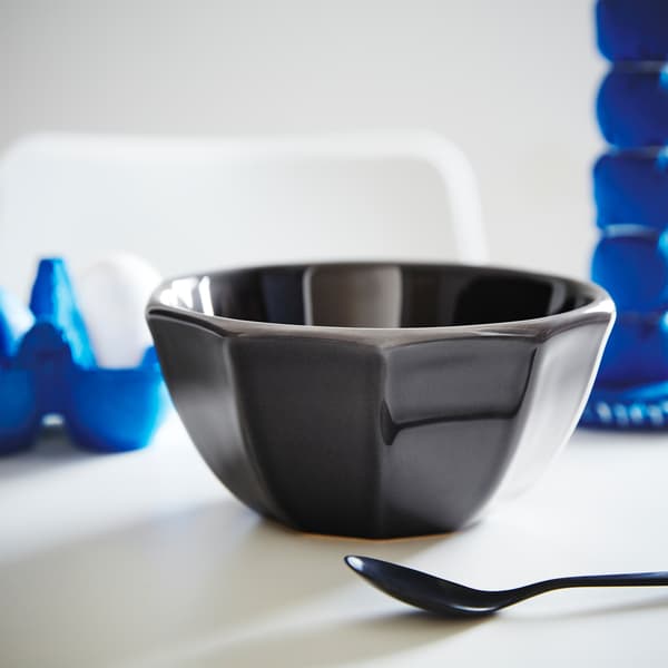 Miska STRIMMIG z tmavomodrej kameniny v modernom geometrickom vzhľade.