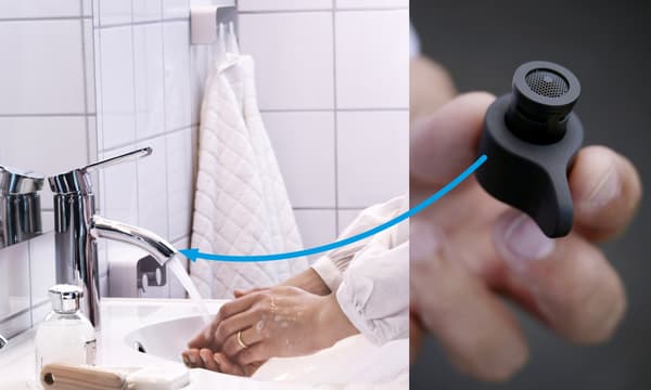 תקריב של זרבובית מים MISTELN שחורה עם מחיר נוח, אשר ניתנת להתקנה בקלות על כלל הברזים לכיור אמבטיה.