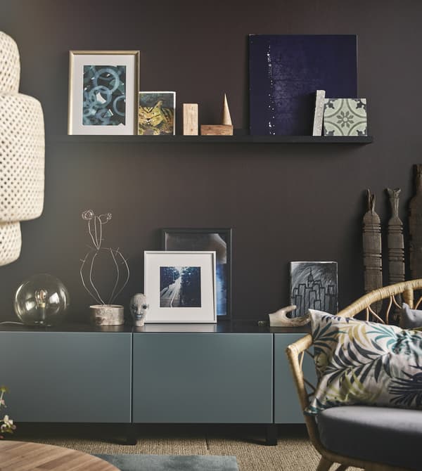 Mit einer Kombination aus persönlichen Gegenständen und modernen Möbeln lässt sich das Wohnzimmer sehr individuell gestalten. IKEA bietet viele Produkte, auf denen du deine Kostbarkeiten präsentieren kannst, wie z. B. MOSSLANDA Bilderleiste in Schwarz. Darauf arrangierst du einfach alles, wie es dir