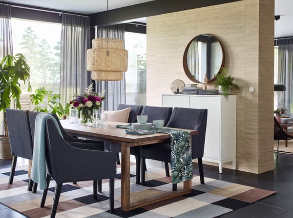 Mit grünen Elementen, wie z. B. TORGERD Meterware in Weiss/Grün, auf dem gedeckten Tisch und sonst im Raum und Produkten aus Naturmaterialien, wie die SINNERLIG Hängeleuchte aus Bambus, lässt sich leicht ein entspanntes Esszimmer mit Naturthema gestalten.