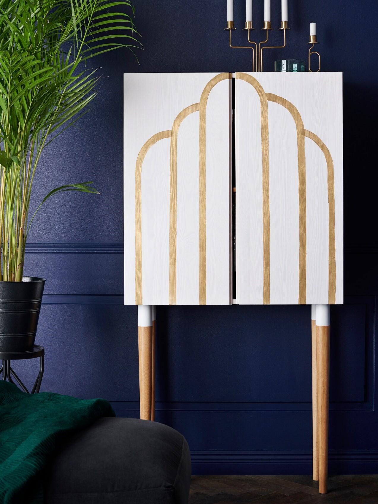 Mit IKEA IVAR Schrank aus Massivholz lässt sich ein ganz individueller Spirituosenschrank gestalten.