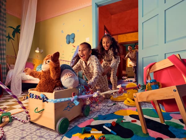 Mit kreativen Spots in TV, DOOH und Kino zeigt IKEA, wie Menschen auf der ganzen Welt das Beste aus ihrem Zuhause herausholen.