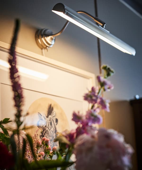 Mit vernickelter IKEA ÅRSTID LED-Bildbeleuchtung sorgst du dafür, dass deine Lieblingsliteratur auch die Aufmerksamkeit bekommt, die sie verdient.