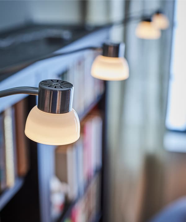 Mit vernickelter IKEA LINDSHULT LED-Schrankbeleuchtung wird die Suche nach dem richtigen Buch zum Kinderspiel. Toller Bonuspunkt: Sie ist sanft genug, um für den Rest des Raumes angenehmes Ambiente zu schaffen.