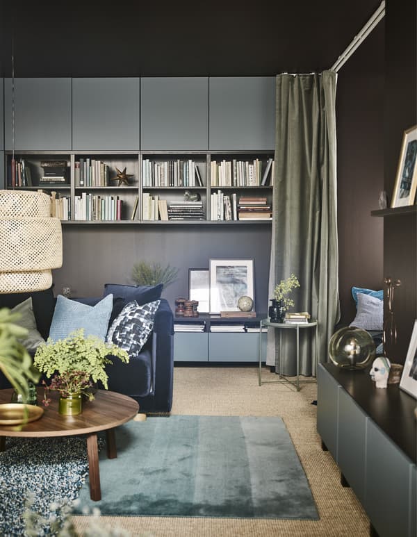 Mit verschiedenen Möbeln und deinen Sammlungen lässt sich dein Wohnzimmer persönlich gestalten. IKEA bietet ein breites Sortiment an modernen Möbeln, wie Sofas, Couchtischen und Schränken, mit denen dein Wohnzimmer gleich noch einladender aussieht! Hier hat sich Åsa für eine BESTÅ Aufbewahrungskombi
