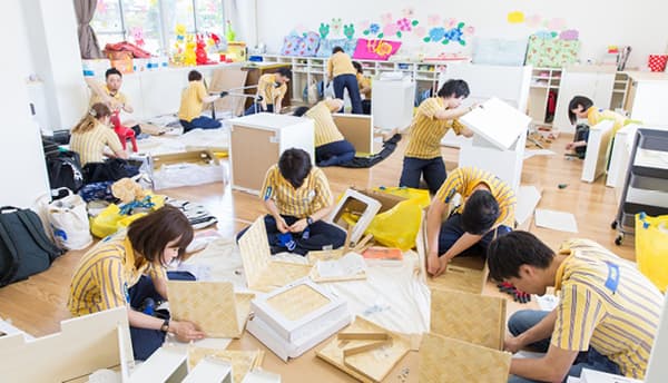 組み立てにはIKEA福岡新宮からの応援を含め、14人のコワーカーが参加。
