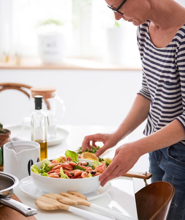 Mix the salad and shrimp in a large bowl.