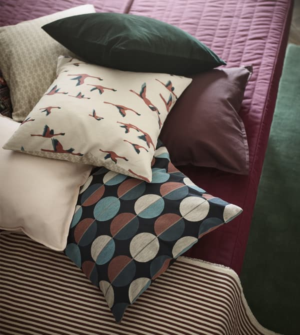 Mixed cushion covers, with solid-colours and patterns including MAJBRITT with flying birds.