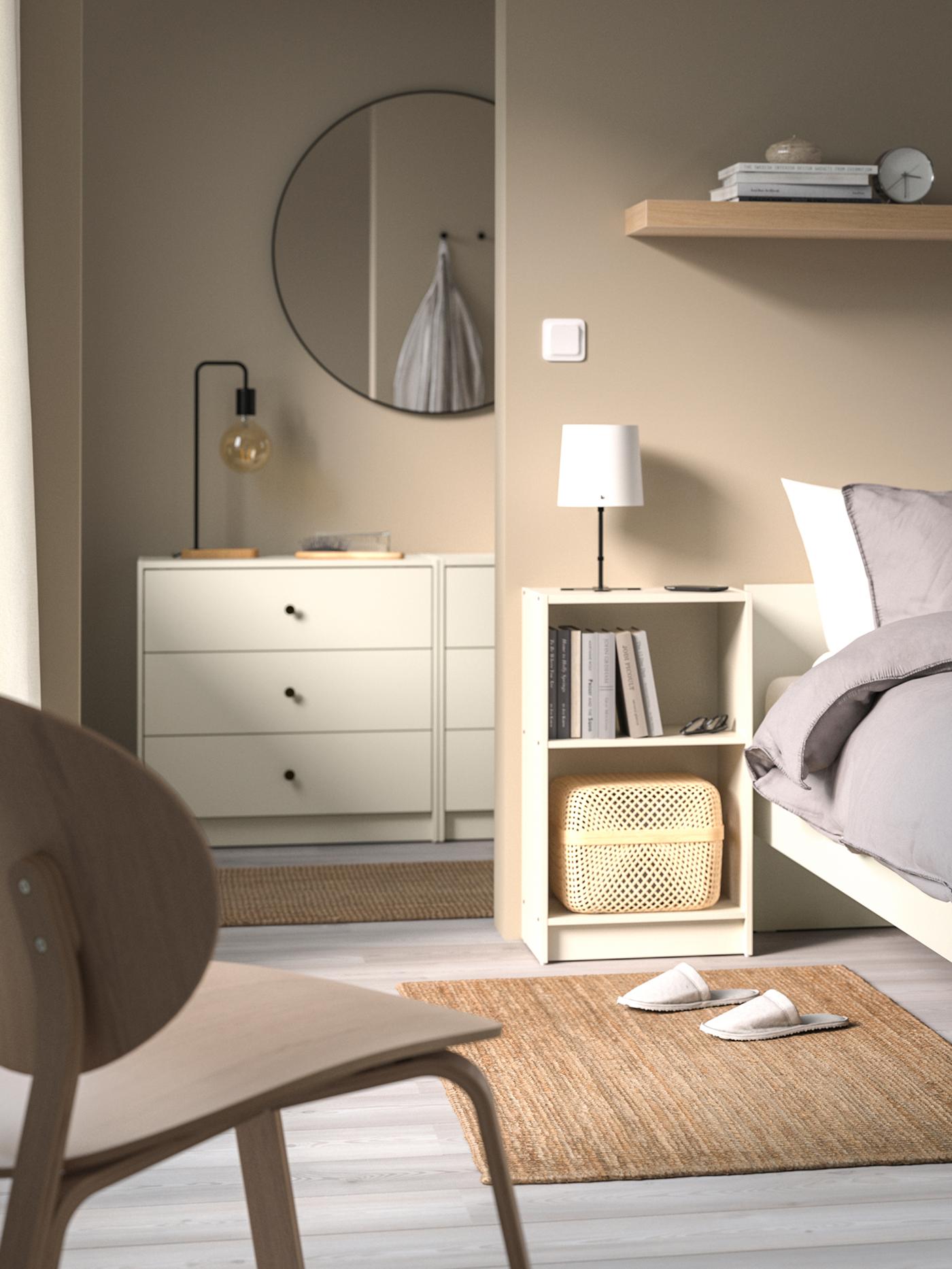 مجموعة GURSKEN من سرير وطاولة سرير جانبية وخزانتين بثلاثة أدراج، جميعها باللون البيج الفاتح، في غرفة بجدران بنية فاتحة.