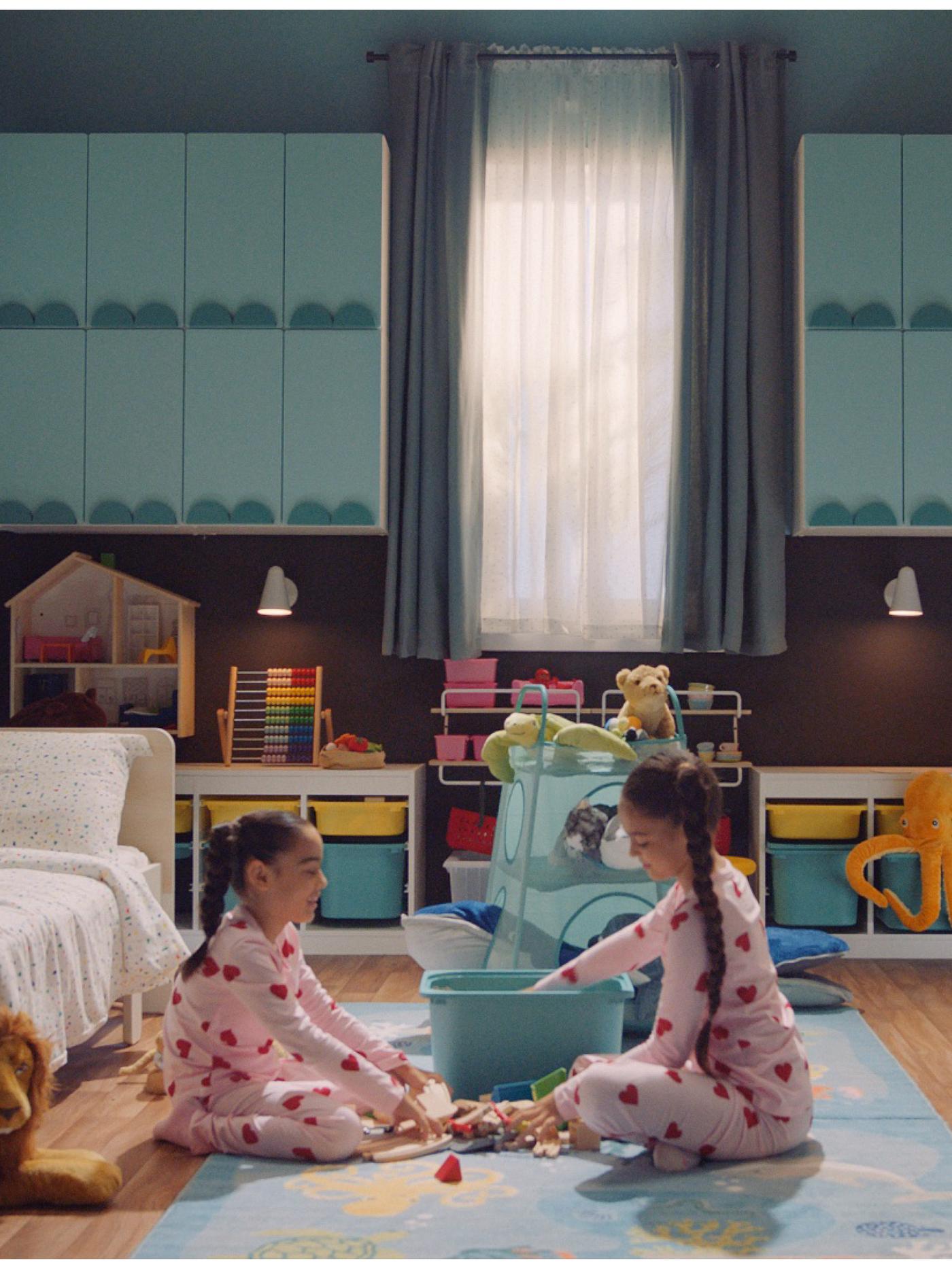 ملابس مطوية بشكل مرتب ومخزنة في صندوق SAMLA.  