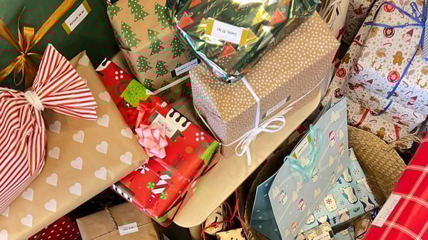 Mnoho vánočních dárků, ručně balené s různámi vzory 
