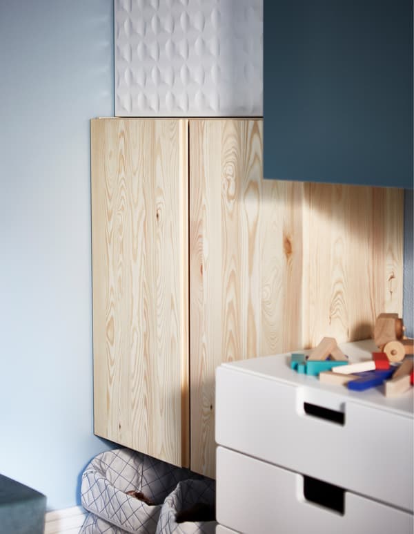 Mobile IVAR accanto a una cassettiera bianca con sopra dei giochi - IKEA