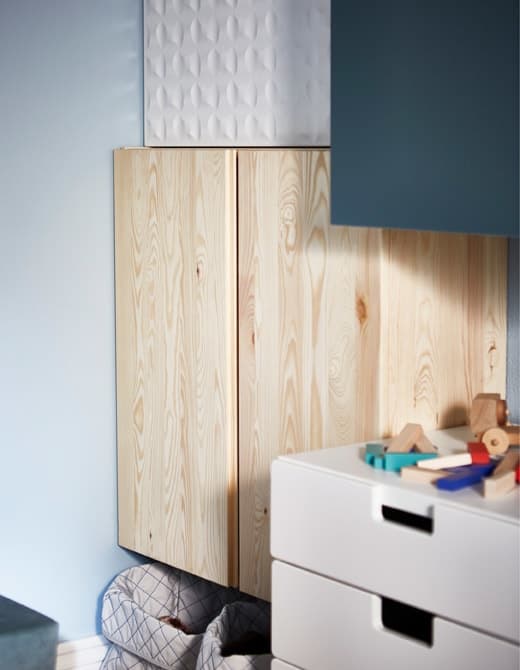 Mobile IVAR accanto a una cassettiera bianca con sopra dei giochi - IKEA