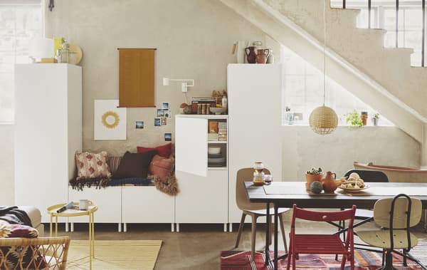 Mobili modulari bianchi in un appartamento open space.
