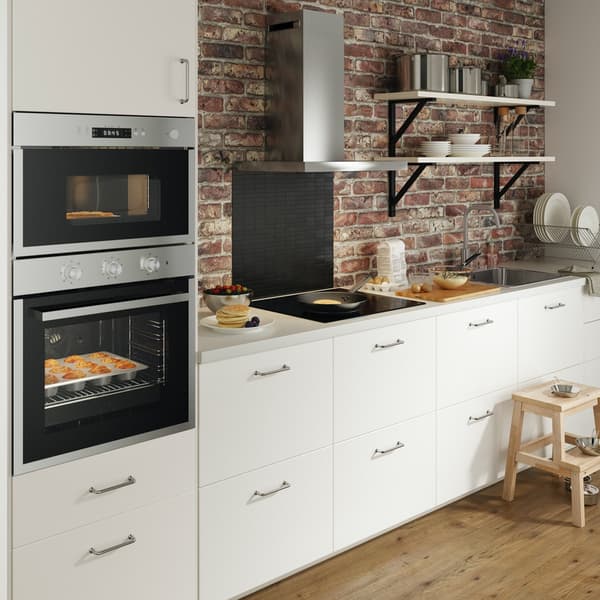 Mobili neri per cucina con lavello, un carrello in acciaio e utensili appesi a binari vicino alla finestra - IKEA