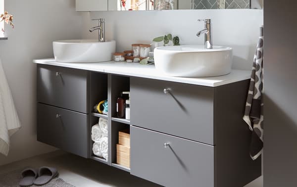 Mobili per bagno GODMORGON/TOLKEN grigi con quattro grandi cassetti e quattro scomparti a giorno.