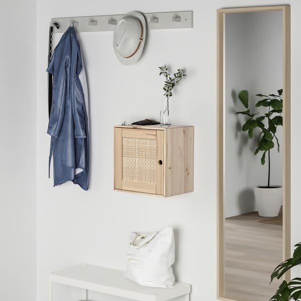 Moble VÄLJARE de color pi penjat en la paret d'un rebedor