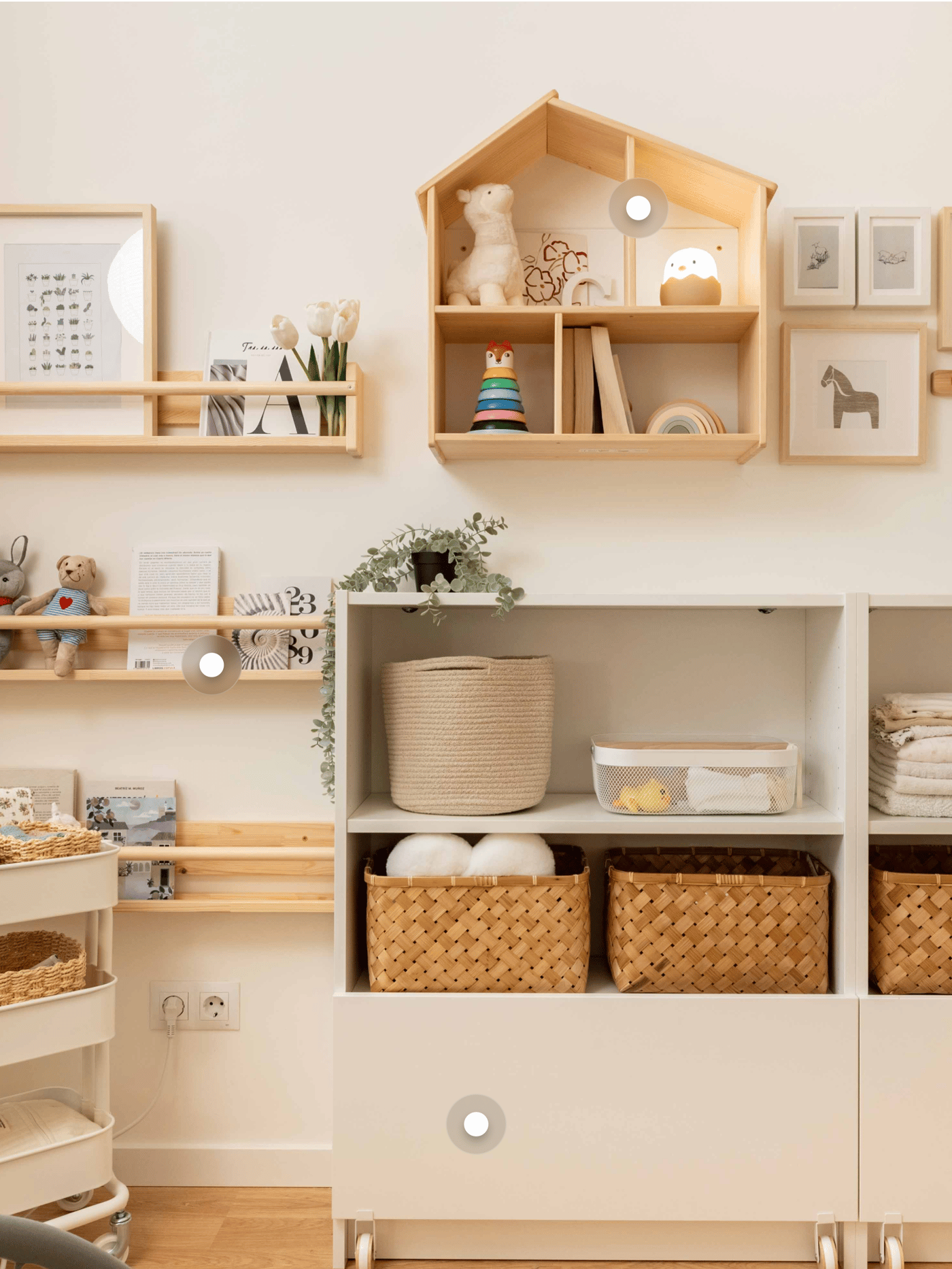 Mobles d'emmagatzematge com caseta de fusta per al nadó, carretó o prestatgeries.