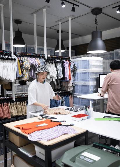 Modedesigner bei der Arbeit