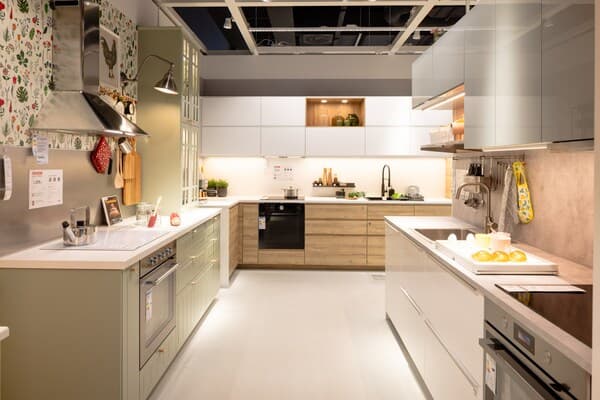 Modern eingerichtete Musterküche bei IKEA mit hellen Fronten, Holzdekor und funktionaler Küchenausstattung – Inspiration für zeitgemäße Küchengestaltung.


