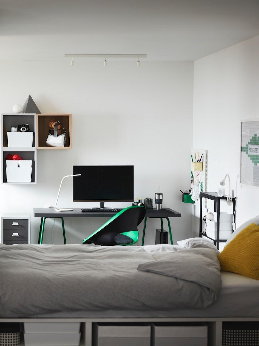 Modern gestaltetes Zimmer für Teenager mit Arbeitsplatz und Sitzmöglichkeit.