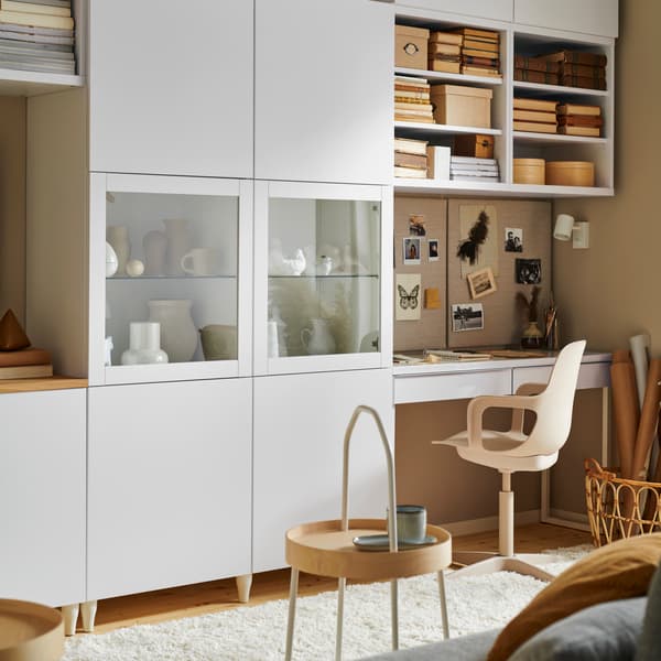 Modern IKEA home office setup with smart shelving, built-in desk, and cozy design details – perfect for focused and creative working from home.

