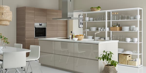 Modern kookeiland met Voxtorp hoogglans fronten en luxe afwerking