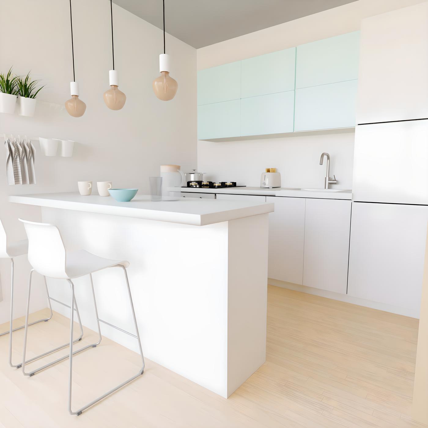 Moderna bijela kuhinja s otokom, tri viseće lampe, dvije stolice, biljka i posuđe na radnoj površini.