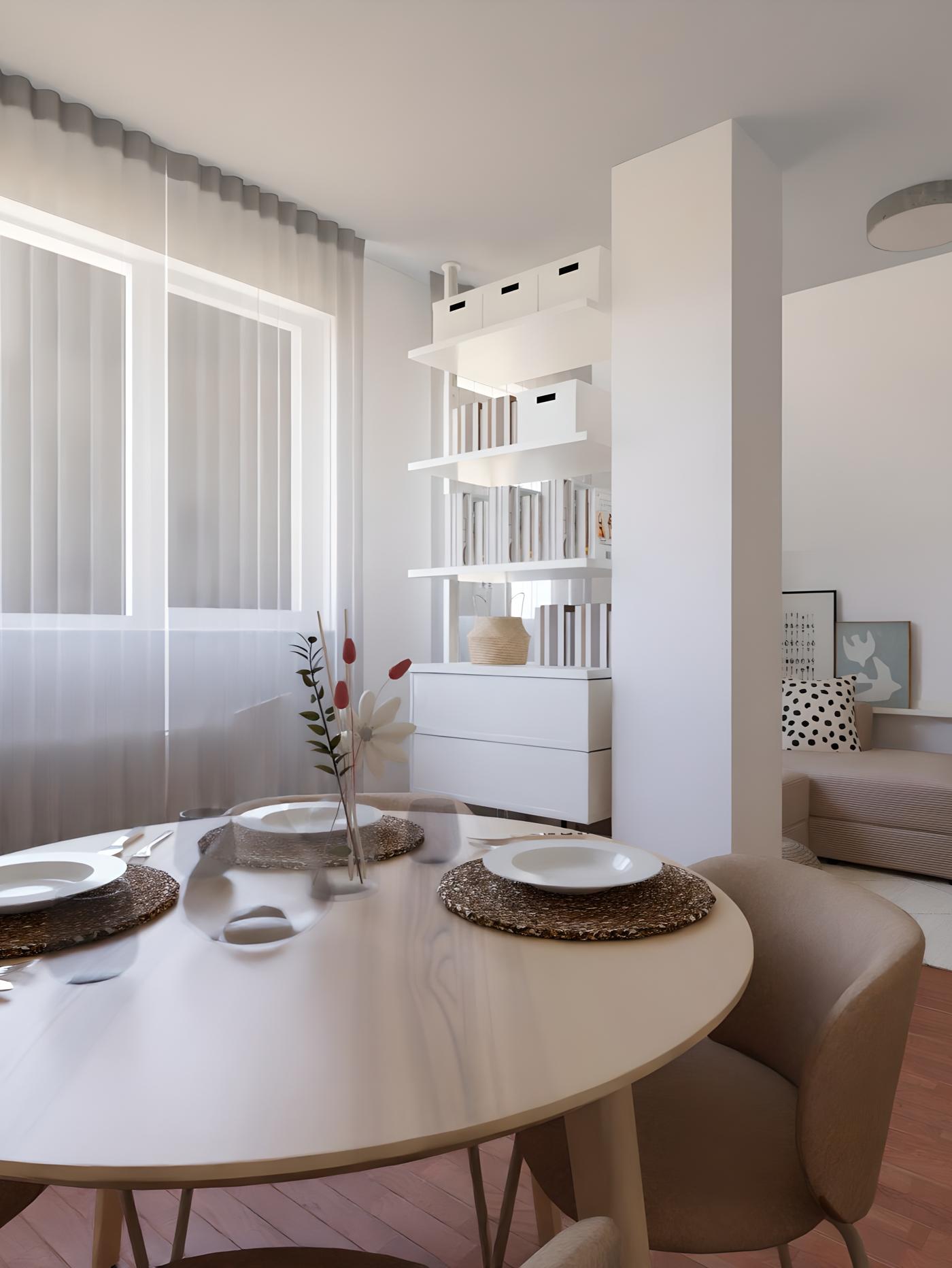 Moderna blagovaonica s okruglim stolom, četiri stolice, tanjurima i podmetačima; u pozadini prozori s bijelim zavjesama, polica s knjigama i kutije; desno dnevni boravak s kaučem i jastucima.