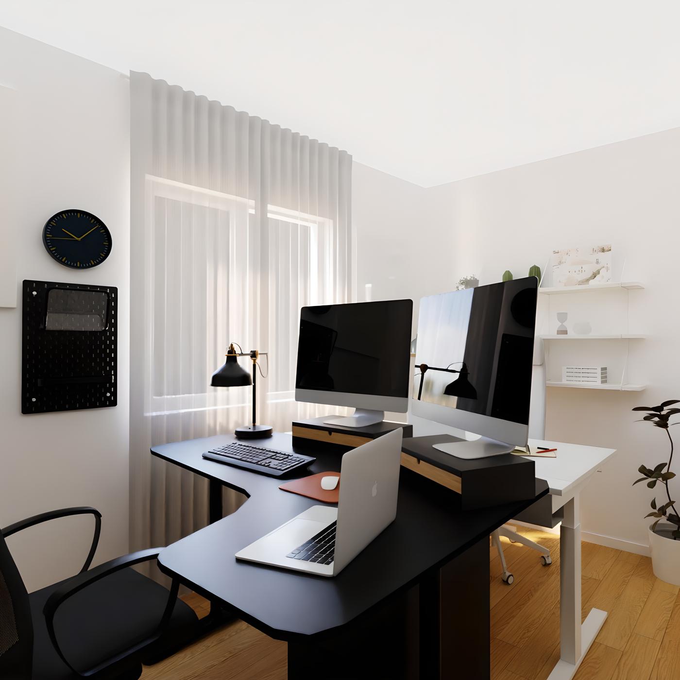 Moderna radna soba s dva stola, računalima, prijenosnim računalom, lampom i stolicama; na zidu sat i ploča za bilješke, prostor osvijetljen prirodnim svjetlom kroz prozor sa zavjesama.
