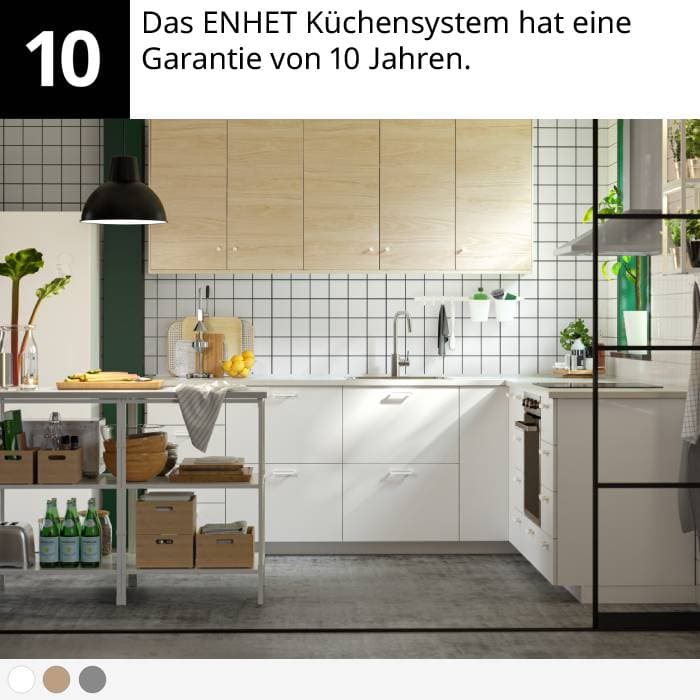 Moderne Küche mit weissen Unterschränken, Holzoberschränken, Metallinsel, Pflanzen und Küchenutensilien.