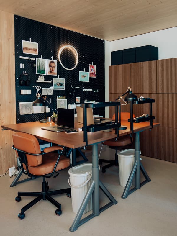Modernes Home-Office mit Stehpult, ergonomischem Stuhl und einer SKÅDIS Lochplatte zur Organisation. 