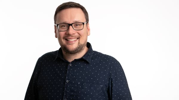 Modrá budova obchodního domu IKEA s velkým žlutým logem IKEA.sdf
