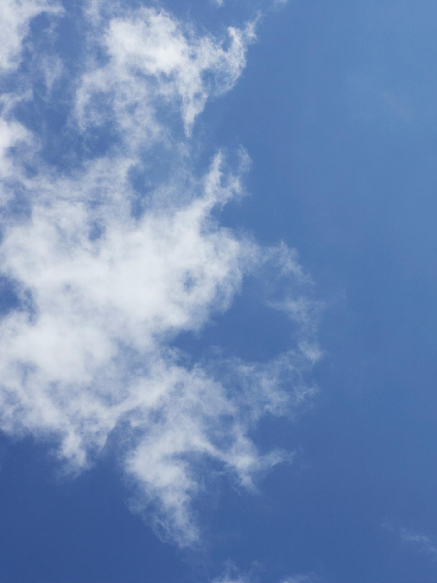 Modrá obloha s jemne rozplynutým mrakom.