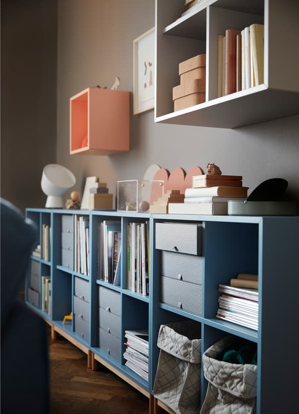 Modré skrinky IKEA EKET a mini komoda PALLRA tvoria skvelú úložnú kombináciu na usporiadanie kníh, hračiek a ďalších vecí.