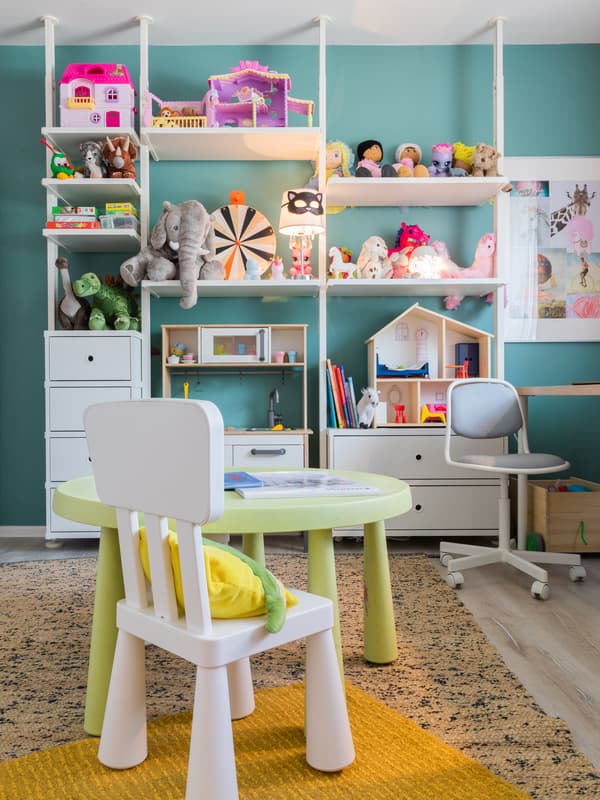 Modrý kútik na hru či učenie s detským stolom a stoličkou MAMMUT a bielou skriňovou zostavou na stenu.