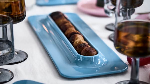 Modrý talíš ze série VINTERFINT navržený ve spolupráce IKEA x Gustav Westman