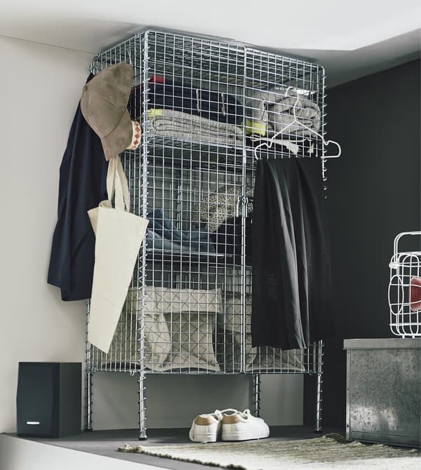 Mòdul IKEA PS 2017 d’acer galvanitzat gris en el dormitori d’un entresolat.