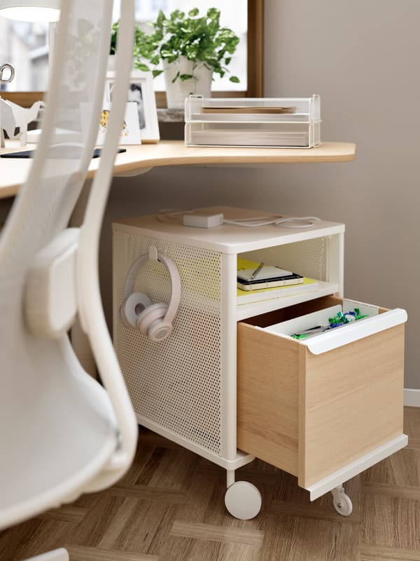 https://www.ikea.com/images/modulo-de-almacenaje-bekant-debajo-de-un-escritorio-con-un-c-8aa1a4d8ce8643ff72bfe97c3357d281.jpg?f=s