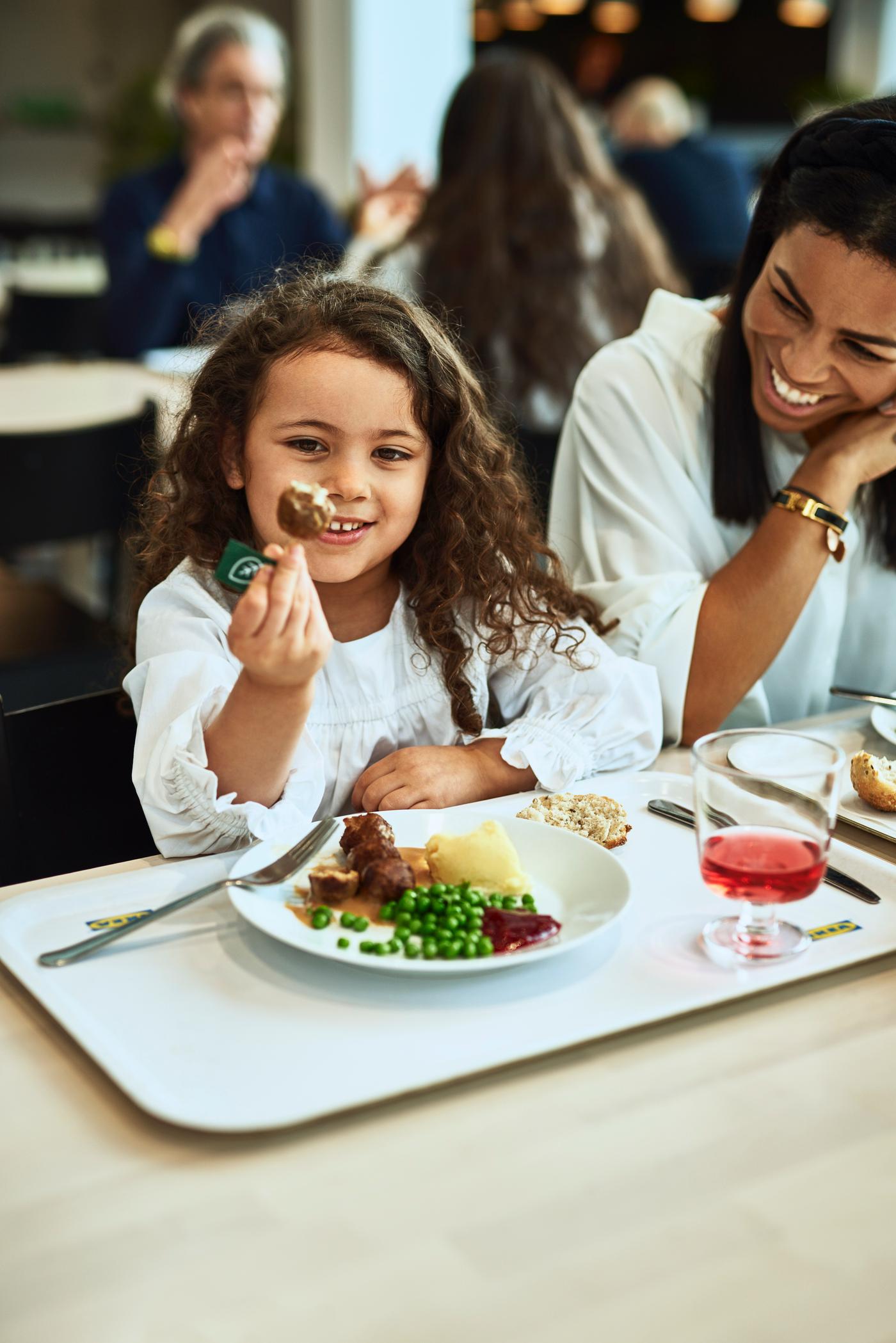 Moeder en dochter eten in het restaurant