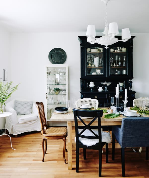 Mona’s relaxed yet inviting dining room with a seasonal central table setting SEO-friendly name: A relaxed dining room with a beautiful seasonal centrepiece.