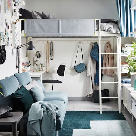 Monolocale arredato nei toni del grigio, verde e bianco, con letto a soppalco e piano scrivania – IKEA